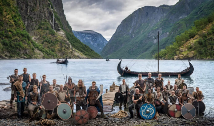 Los jugadores y cuerpo técnico de la selección noruega de fútbol, con su estrella Erling Haaland (2º izq. desde el centro), han posado vestidos como vikingos en una foto tomada en un fiordo de ese país nórdico y difundida a una semana del comienzo del Mundial 2026. EFE/ Cuenta oficial de X de la selección de Noruega  - SOLO USO EDITORIAL/SOLO DISPONIBLE PARA ILUSTRAR LA NOTICIA QUE ACOMPAÑA (CRÉDITO OBLIGATORIO) -
