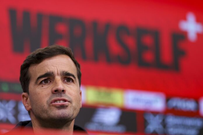 El nuevo entrenador del Bayer Leverkusen, Carles Martínez, durante su presentación como nuevo técnico del conjunto alemán, este viernes. EFE/Christopher Neundorf
