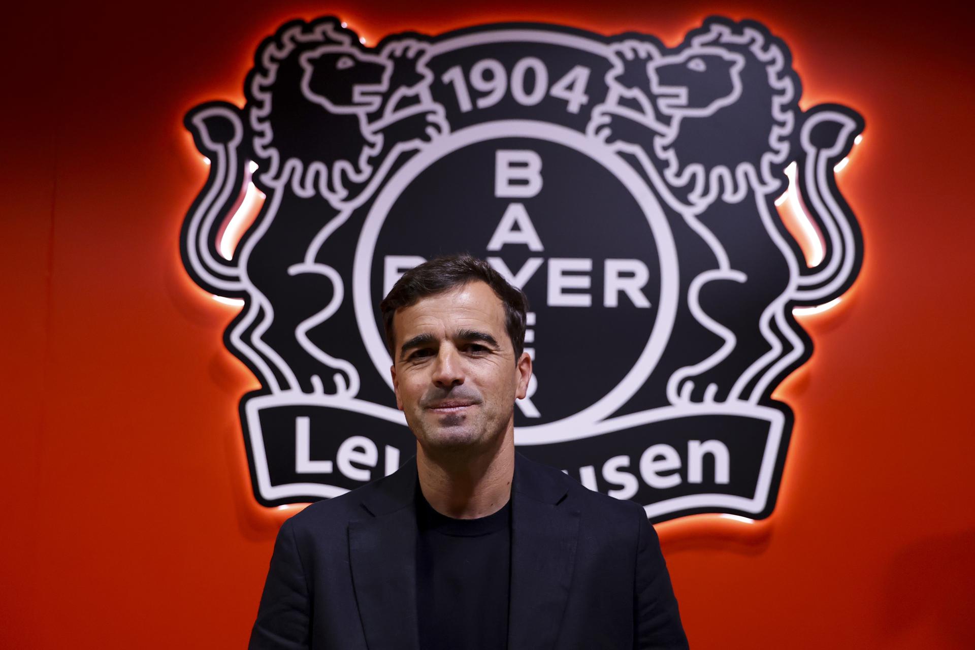 El nuevo entrenador del Bayer Leverkusen, Carles Martínez, posa tras su presentación como nuevo técnico del conjunto alemán, este viernes. EFE/Christopher Neundorf
