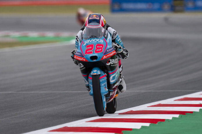 Fotografía de Siu Wu, en la que puede verse en una imagen de archivo del pasado 15 de mayo al piloto español de Moto3 Máximo Quiles. EFE
