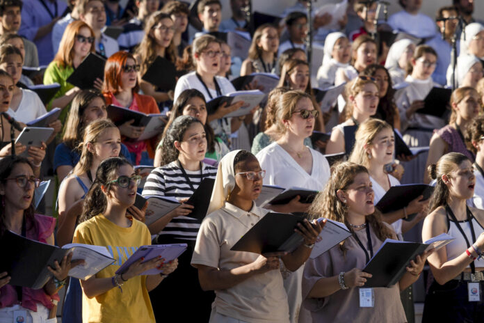 La Orquesta Sinfónica, Coro y Escolanía JMJ ultima estos días los ensayos para la visita papal. Decenas de músicos y cantantes preparan un repertorio especial que interpretarán ante León XIV en la vigilia del sábado en Madrid. EFE/Daniel González
