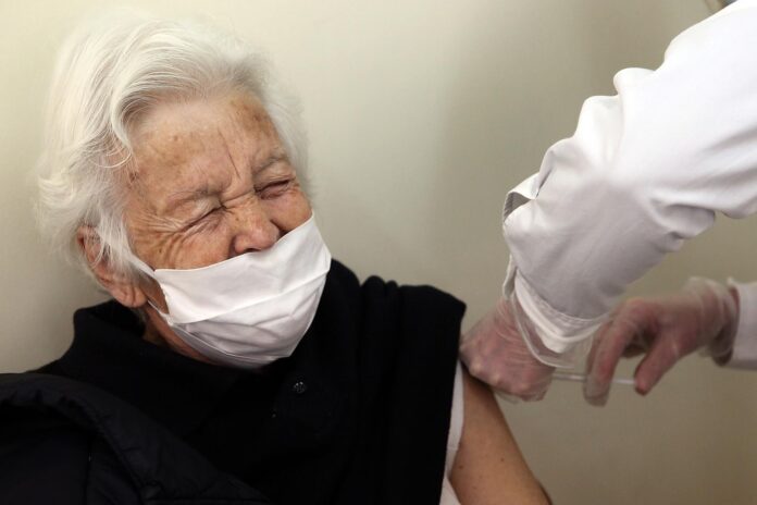 En la imagen de archivo, una persona mayor recibe una vacuna en un centro de vacunación en Atenas, Grecia. EFE/ Orestis Panagiotou
GREECE PANDEMIC CORONAVIRUS CO?VID19 VACCINE:Athens (Greece), 20/01/2021.- An elderly woman over 85 years old receives a shot of the first dose of the Pfizer-BioNTech vaccine against the? coronavirus disease (COVID-19), in a vaccine center in Athens, Greece, 20 January 2021. (Grecia, Atenas) EFE/EPA/ORESTIS PANAGIOTOU
