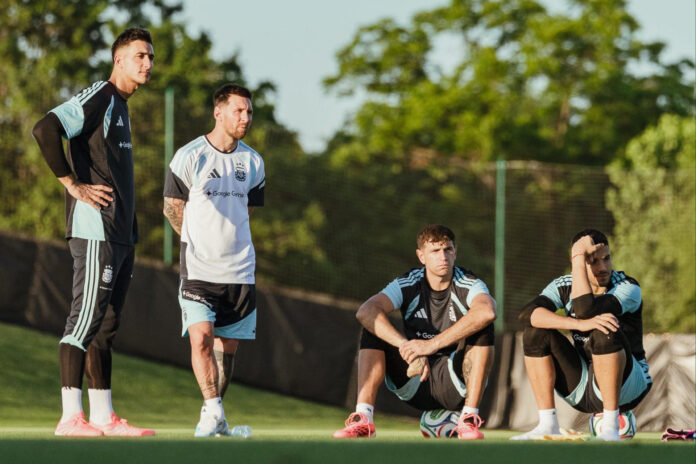 Fotografía cedida por la Asociación del Fútbol Argentino (AFA) que muestra desde la izquierda; Juan Musso, Lionel Messi, Emiliano Martínez y Gerónimo Rulli de Argentina observando el pasado 1 de junio, el primer entrenamiento de la Selección Argentina en Kansas City (EE.UU.). EFE/ AFA *Sólo uso editorial*
