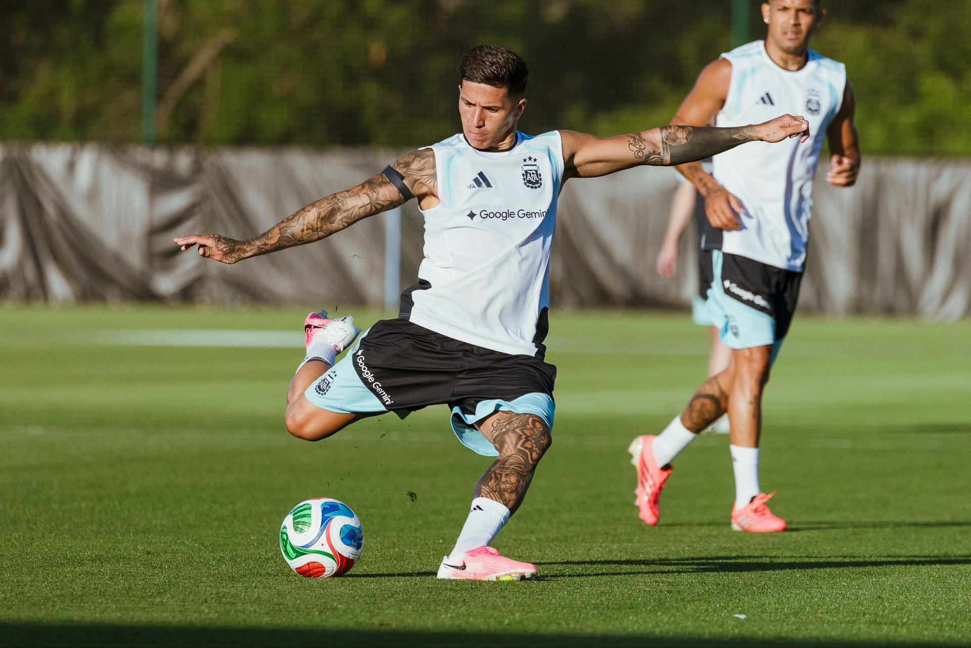 Fotografía cedida por la Asociación del Fútbol Argentino (AFA) que muestra a Enzo Fernández de Argentina pateando un balón el pasado 1 de junio, durante el primer entrenamiento de la Selección Argentina en Kansas City (EE.UU.). EFE/ AFA *Sólo uso editorial*
