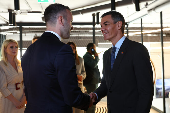 El presidente del Gobierno español, Pedro Sánchez (d), se ha reunido con el primer ministro de Montenegro, Milojko Spajić, este viernes, en el marco de la VIII cumbre entre la Unión Europea y los Balcanes Occidentales, en Tivat (Montenegro). Durante el encuentro, han firmado un acuerdo tipo sobre prevención de evasión fiscal y doble imposición, así como un protocolo de cooperación económica y financiera entre los dos gobiernos. EFE/ Fernando Calvo Moncloa SOLO USO EDITORIAL SOLO DISPONIBLE PARA ILUSTRAR LA NOTICIA QUE ACOMPAÑA (CRÉDITO OBLIGATORIO)
