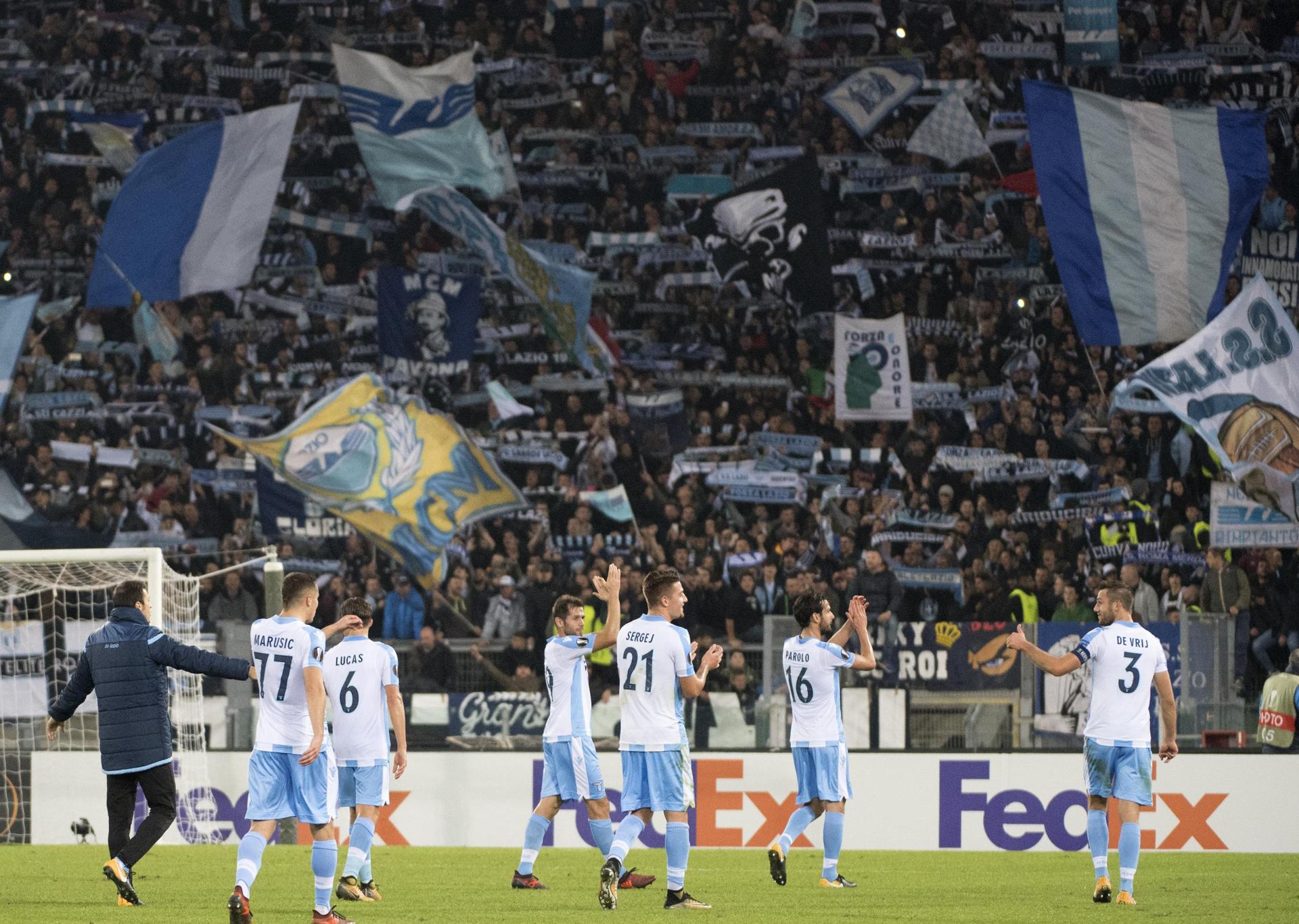 Fotografía de Giuseppe Lami, en la que puede verse en una imagen de archivo del 2 de noviembre de 2017 a los jugadores de Lazio saludando a los aficionados. EFE
