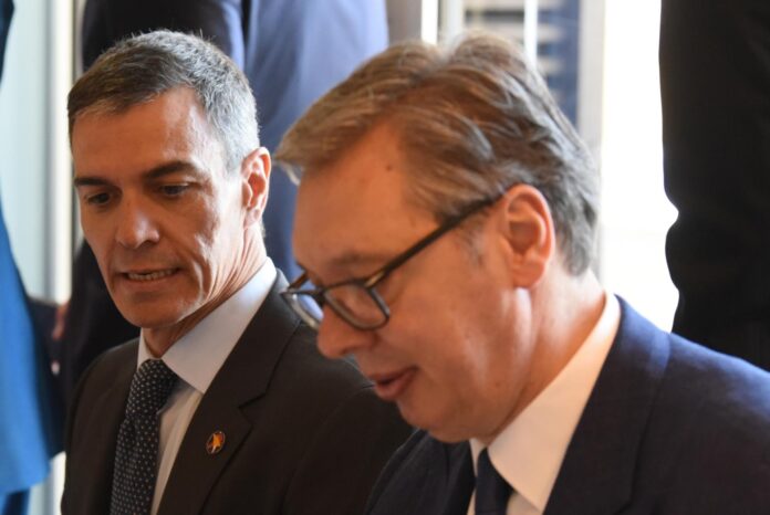 El presidente del Gobierno español, Pedro Sánchez (i), y el presidente serbio, Aleksandar Vučić (d), asisten a la sesión plenaria en la cumbre UE-Balcanes Occidentales en Tivat (Montenegro), 05 de junio de 2026. La cumbre de un día de alto nivel reúne a los líderes de la Unión Europea (UE) y a sus homólogos de los Balcanes Occidentales para discutir medidas concretas de integración y acelerar el camino de la región hacia la membresía en el bloque. EFE/EPA/BORIS PEJOVIC
