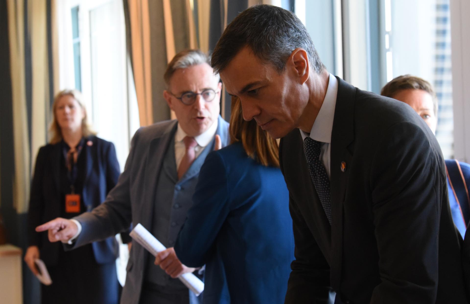 El Presidente del Gobierno español Pedro Sánchez asiste a la sesión plenaria en la cumbre UE-Balcanes Occidentales en Tivat, Montenegro, 05 de junio de 2026. La cumbre de un día de alto nivel reúne a los líderes de la Unión Europea (UE) y a sus homólogos de los Balcanes Occidentales para debatir medidas concretas de integración y acelerar el camino de la región hacia la membresía en el bloque. EFE/EPA/BORIS PEJOVIC
