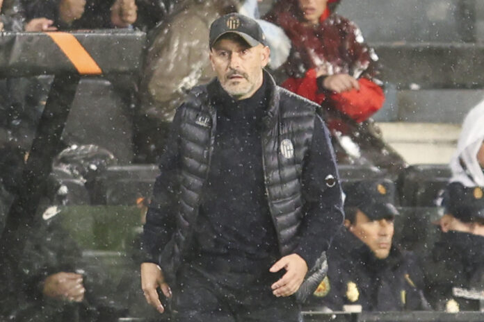 Fotografía de Salvador Sas, en la que puede verse en una imagen de archivo del 11 de diciembre de 2025 al técnico Vincenzo Italiano, entonces al frente del Bolonia, durante un partido. EFE
