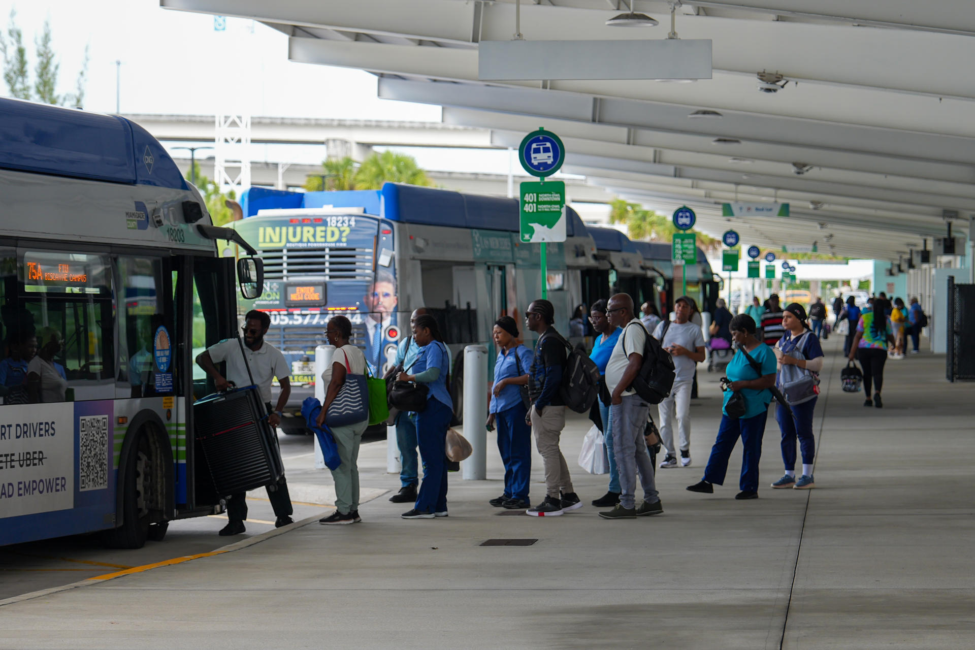 Personas abordan un autobús en la estación de Golden Glades este jueves, en Miami (EE.UU.). EFE/ Alberto Boal
