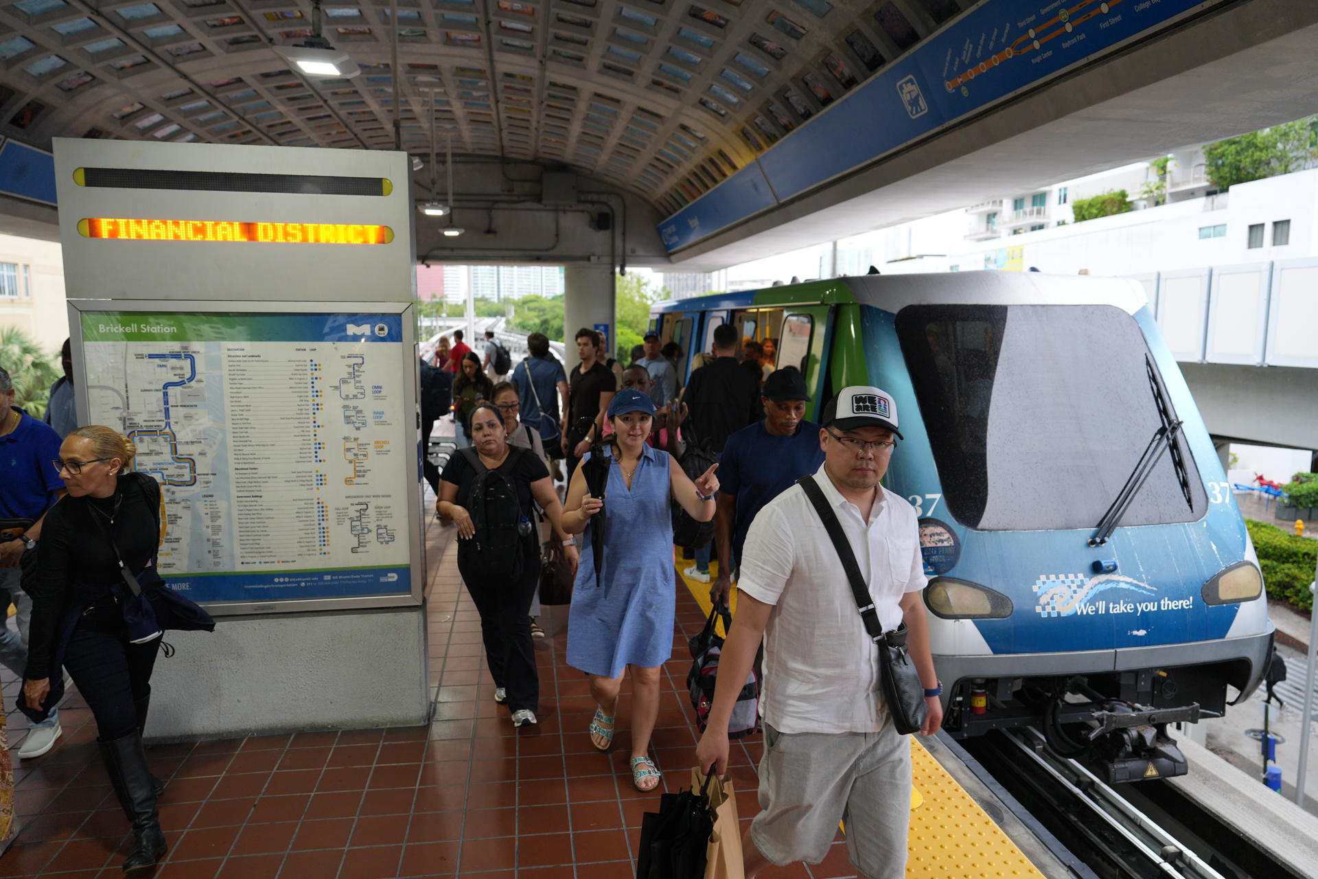 Personas abordan un tren elevado en la estación de Brickell este jueves, en Miami (EE.UU.). EFE/ Alberto Boal
