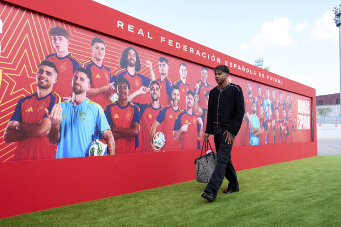 El jugador de la selección española de fútbol, Lamine Yamal, a su llegada el pasado 30 de mayo a la concentración del combinado español en la Ciudad del Fútbol de Las Rozas, en Madrid. EFE / Ángel Martínez / RFEF. *SÓLO USO EDITORIAL*
