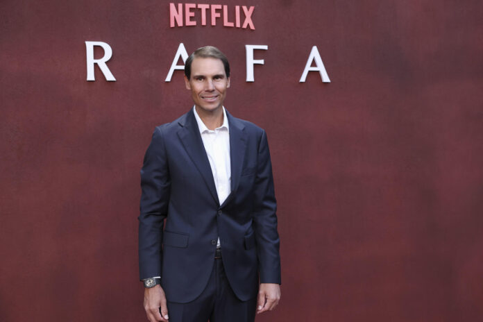El extenista Rafael Nadal posa a su llegada al estreno de la serie 