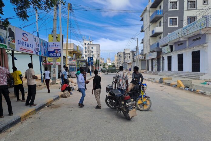 Gente reunida durante una protesta en una calle de Mogadiscio, Somalia, el 04 de junio de 2026. Se produjeron enfrentamientos entre los manifestantes liderados por la oposición y las fuerzas de seguridad del estado somalí durante una protesta planificada contra la extensión del mandato del gobierno federal. El mandato original de cuatro años del presidente Hassan Sheikh Mohamud expiró el 15 de mayo de 2026, sin acuerdo sobre una hoja de ruta para las elecciones o la transición política. (Elecciones, Protestas, Mogadiscio) EFE/EPA/SAID YUSUF WARSAME
