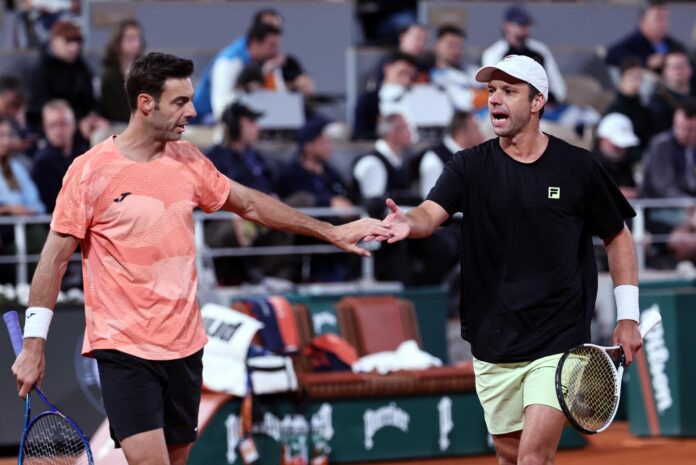 Fotografía de Christophe Petit Tesson, en la que puede verse en una imagen de archivo del 7 de junio de 2025 a la pareja formada por el español Marcel Granollers (i) y el argentino Horacio Zeballos (d) en Roland Garros. EFE
