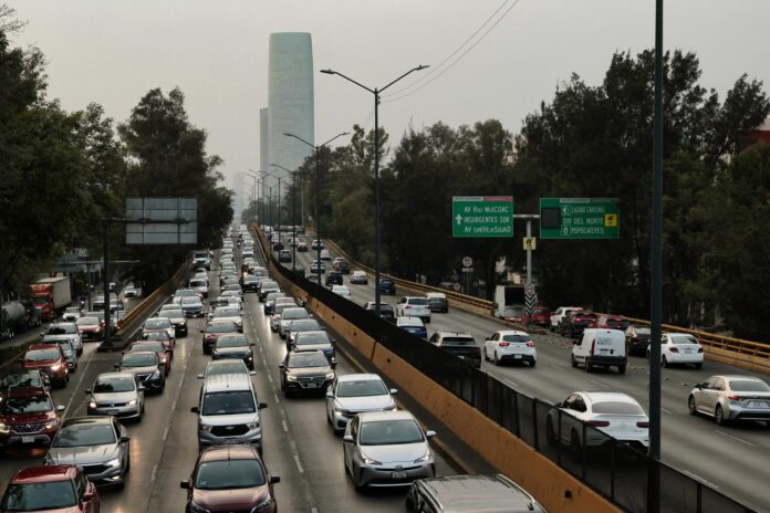 Fotografía de archivo del 10 de marzo de 2026 que muestra el tráfico de vehículos en una avenida en Ciudad de México (México). EFE/ José Méndez

