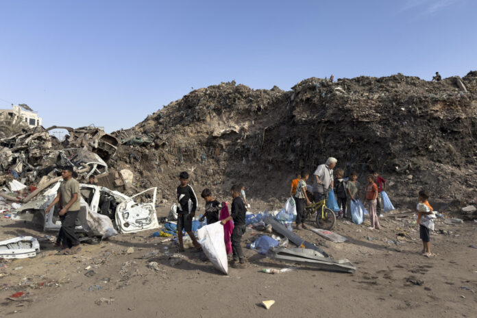 Montones de basura acumulada en la ciudad de Gaza. Casi ocho meses después de un acuerdo de alto el fuego que no ha detenido los bombardeos israelíes, la situación humanitaria de los dos millones de gazatíes es crítica: la mayoría sigue malviviendo en tiendas de campaña rodeados de montañas de basura, escombros y, ahora también, con plagas de roedores y menos ayuda humanitaria.EFE/ Ahmad Awad
