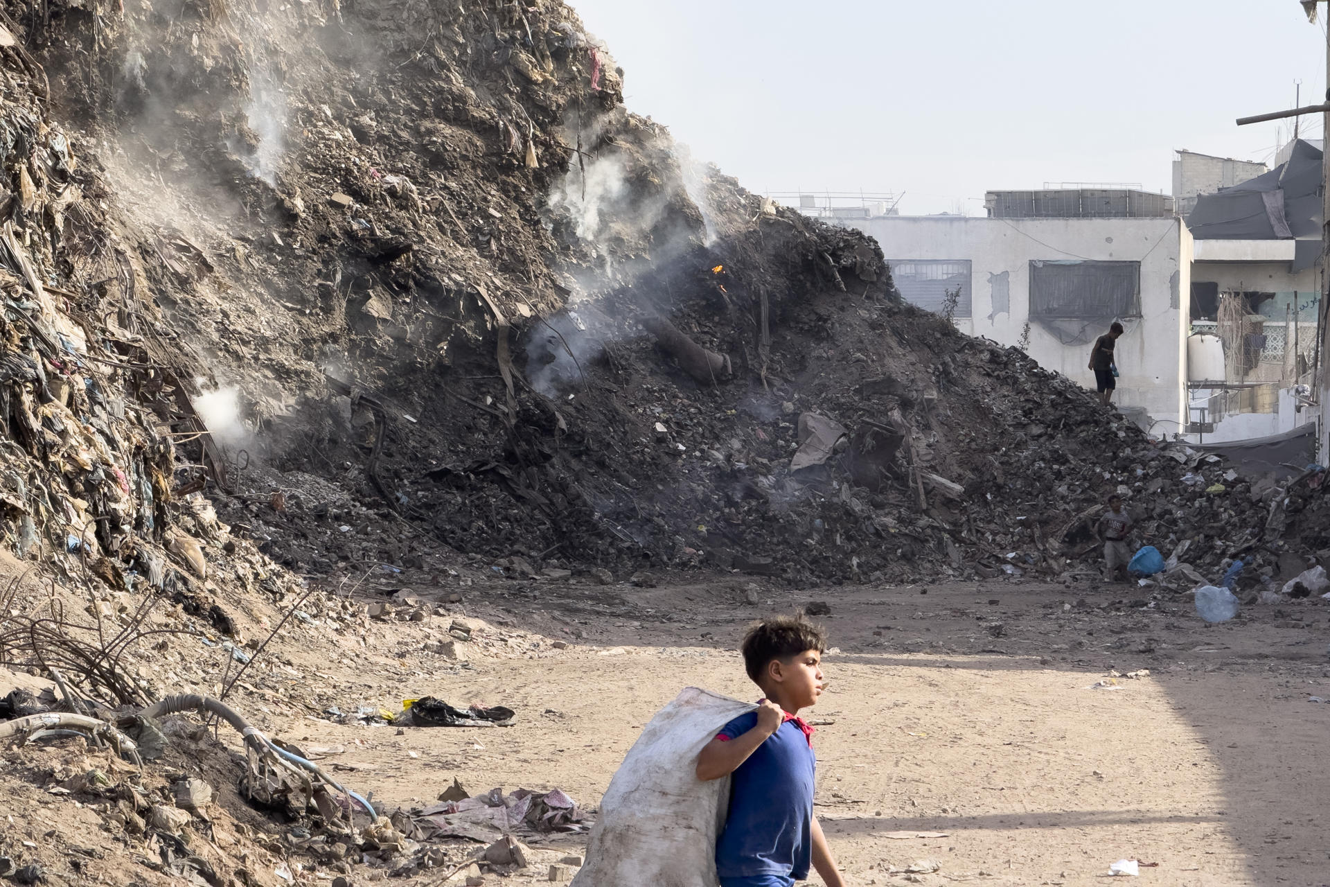 - Montones de basura y escombros acumulados en la ciudad de Gaza. Casi ocho meses después de un acuerdo de alto el fuego que no ha detenido los bombardeos israelíes, la situación humanitaria de los dos millones de gazatíes es crítica: la mayoría sigue malviviendo en tiendas de campaña rodeados de montañas de basura, escombros y, ahora también, con plagas de roedores y menos ayuda humanitaria.EFE/ Ahmad Awad
