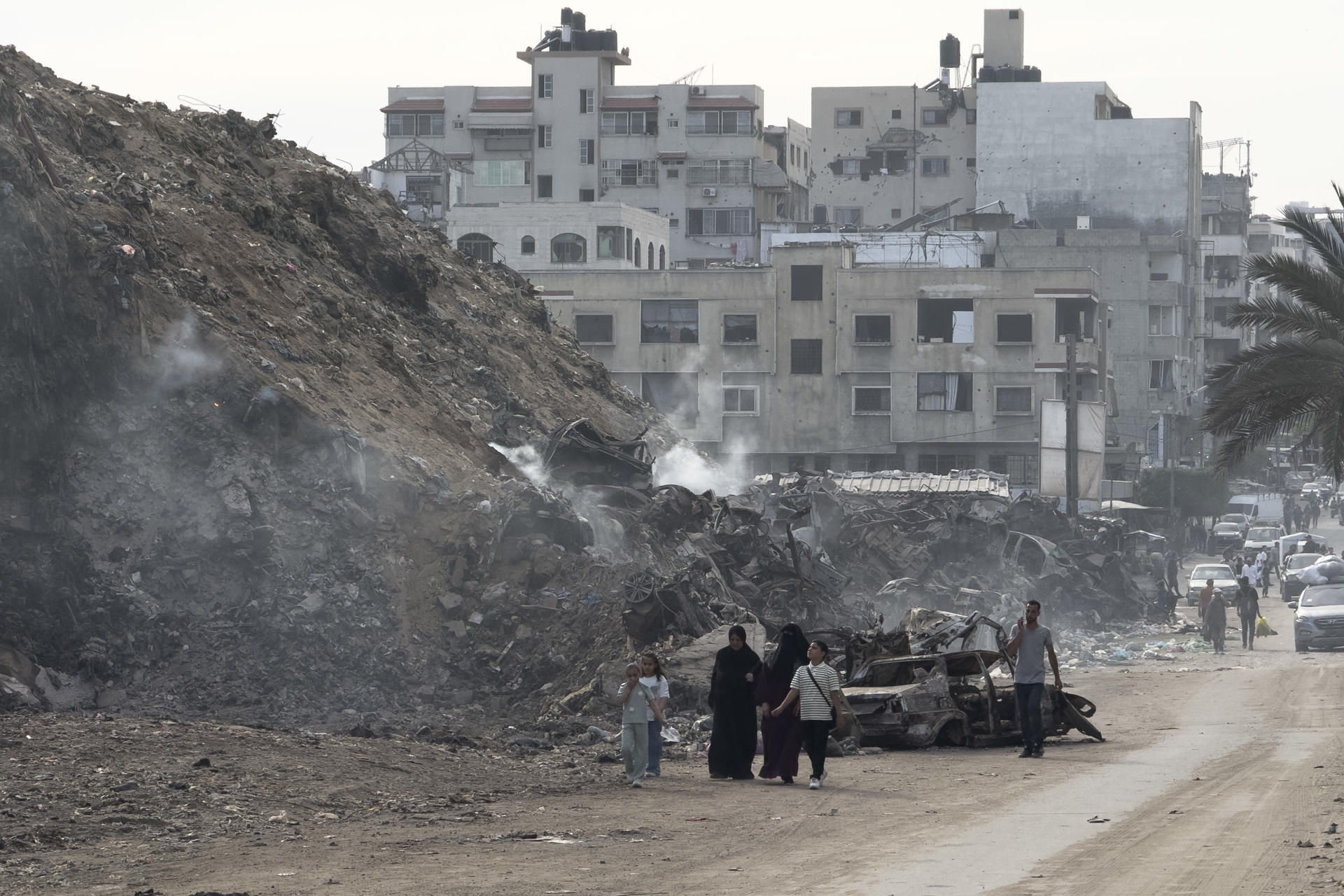 Montaña de escombros en Ciudad de Gaza. El alto el fuego en la Franja de Gaza cumple ocho meses en vigor, marcados por la muerte de cerca de 950 gazatíes en ataques israelíes, la expansión del control de Israel en el enclave, el rechazo del grupo islamista Hamás a desarmarse y el estancamiento de las pobres condiciones de vida de la población. EFE/ Ahmad Awad
