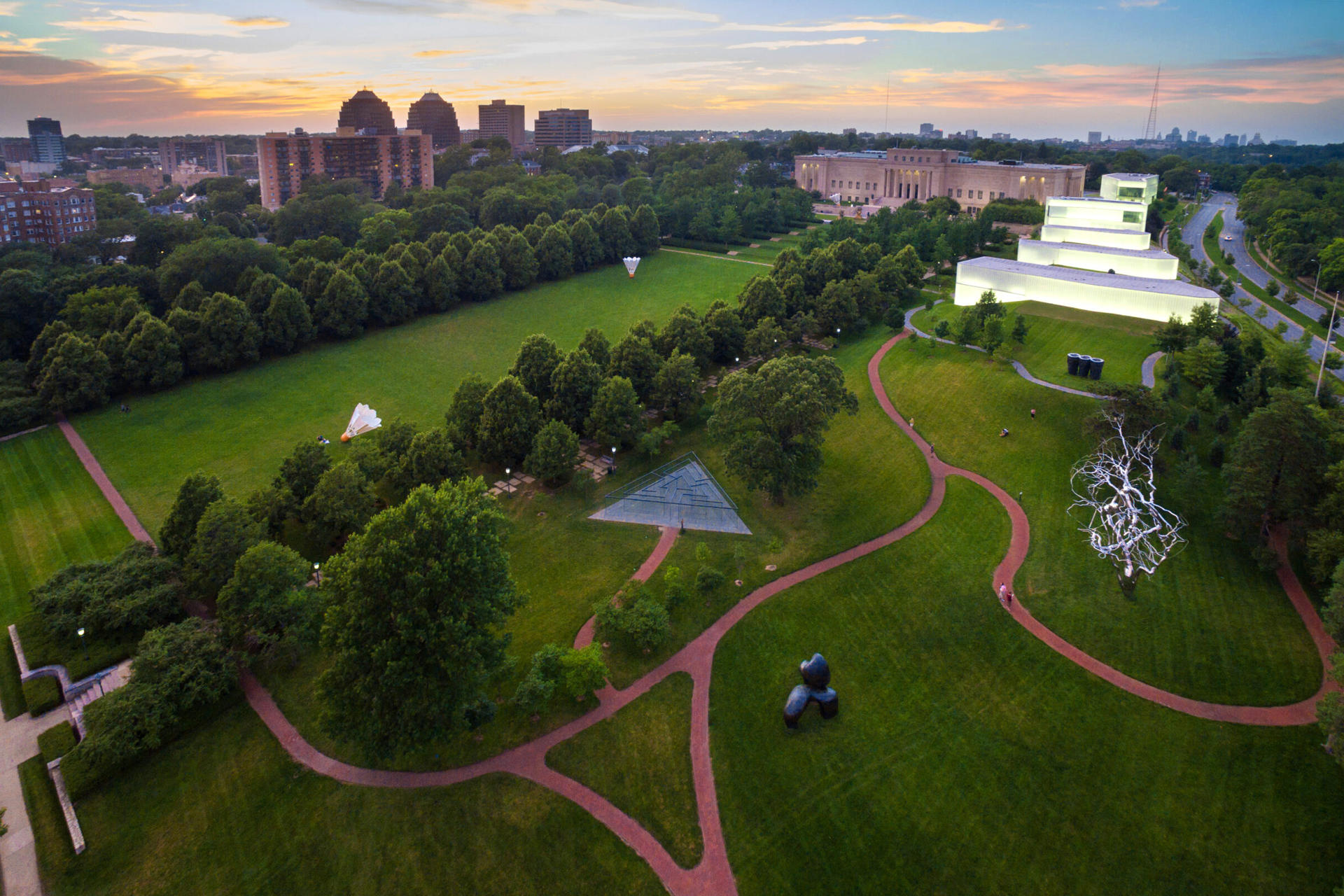 Fotografía cedida por el Museo Nelson-Atkins que muestra una vista aérea del Parque de Esculturas Donald J. Hall, en el Museo de Arte Nelson-Atkins en Kansas City, Misuri (EE.UU.). EFE/ Don Ipok/ Museo Nelson-atkins /SOLO USO EDITORIAL/ NO VENTAS/ SOLO DISPONIBLE PARA ILUSTRAR LA NOTICIA QUE ACOMPAÑA (CRÉDITO OBLIGATORIO)
