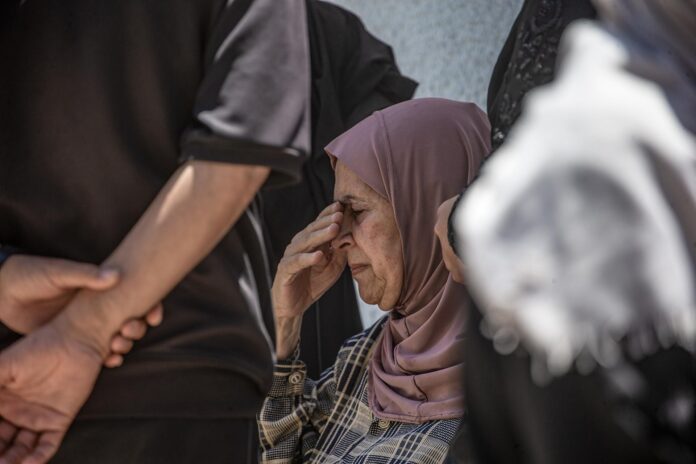 Familiares lloran cerca de los cuerpos cubiertos de miembros de la familia Labad en el Hospital Al-Shifa en la ciudad de Gaza, Franja de Gaza, 04 de junio de 2026. Según el Ministerio de Salud palestino en Gaza, al menos nueve palestinos, incluidas mujeres y niños, murieron en ataques aéreos israelíes durante la noche sobre Gaza. EFE/EPA/MOHAMMED SABER
