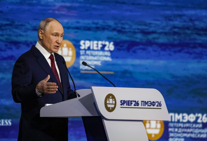 El presidente ruso Vladimir Putin pronuncia su discurso en la sesión principal del Foro Económico Internacional de San Petersburgo (SPIEF) en San Petersburgo, Rusia, el 05 de junio de 2026. El 29º Foro Económico Internacional de San Petersburgo se celebra del 03 al 06 de junio de 2026. (Rusia, San Petersburgo) EFE/EPA/ANATOLY MALTSEV
