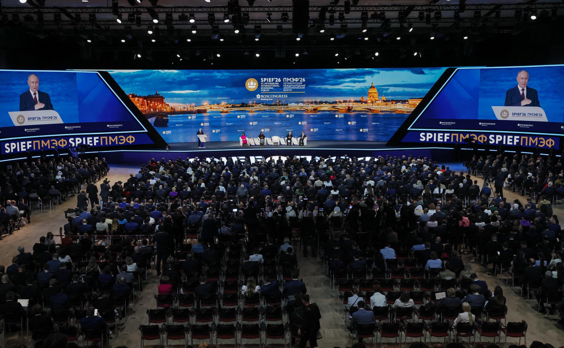 El presidente ruso Vladimir Putin pronuncia su discurso en la sesión principal del Foro Económico Internacional de San Petersburgo (SPIEF) en San Petersburgo, Rusia, el 05 de junio de 2026. El 29º Foro Económico Internacional de San Petersburgo se celebra del 03 al 06 de junio de 2026. (Rusia, San Petersburgo) EFE/EPA/ANATOLY MALTSEV
