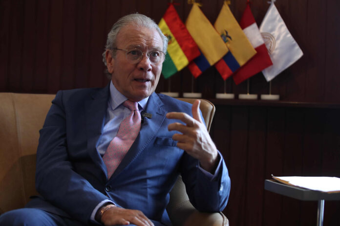 Fotografía de archivo del secretario general de la Comunidad Andina de Naciones (CAN), el peruano Gonzalo Gutiérrez, durante una entrevista con EFE, en Lima (Perú). EFE/Paolo Aguilar
