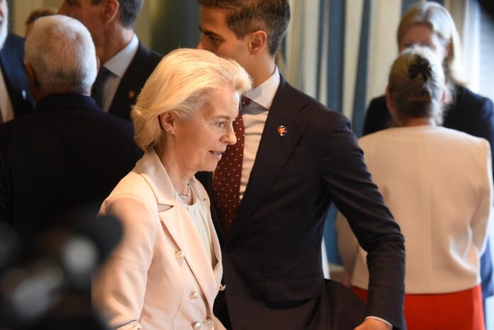 La presidenta de la Comisión Europea, Ursula von der Leyen (C), asiste a la sesión plenaria en la cumbre UE-Balcanes Occidentales en Tivat, Montenegro, el 5 de junio de 2026. La cumbre de un día de alto nivel reúne a líderes de la Unión Europea (UE) y a sus homólogos de los Balcanes Occidentales para debatir medidas concretas de integración y acelerar el camino de la región hacia la membresía en el bloque. EFE/EPA/BORIS PEJOVIC
