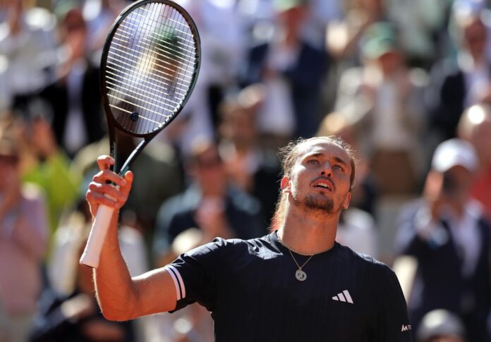 El alemán Alexander Zverev celebra el pase a la final de Roland Garros tras ganar al checo Jakub Mensik. EFE/EPA/YOAN VALAT
