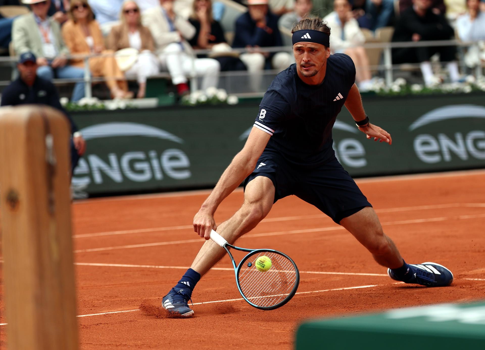 El alemán Alexander Zverev, durante su partido de semifinales masculinas contra el checo Jakub Mensik en el torneo de tenis de Roland Garros. EFE/EPA/YOAN VALAT

