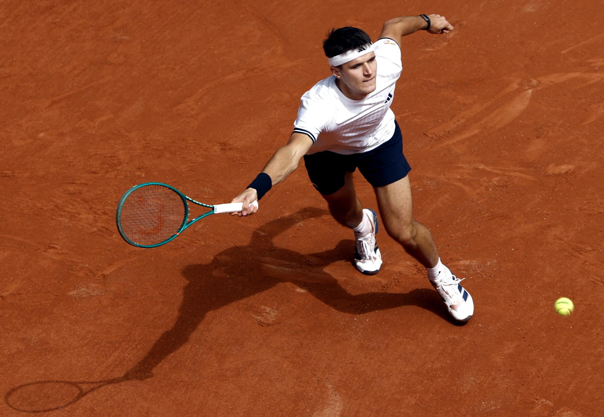 El checo Jakub Mensik, durante su partido de semifinales masculinas contra el alemán Alexander Zverev en el torneo de tenis de Roland Garros. EFE/EPA/YOAN VALAT

