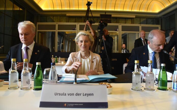 - La Presidenta de la Comisión Europea, Ursula von der Leyen (C), y el Presidente de Lituania, Gitanas Nauseda (I), asisten a la sesión plenaria en la cumbre UE-Balcanes Occidentales en Tivat, Montenegro, 05 de junio de 2026. La cumbre de un día de alto nivel reúne a los líderes de la Unión Europea (UE) y a sus homólogos de los Balcanes Occidentales para debatir medidas concretas de integración y acelerar el camino de la región hacia la membresía en el bloque. (Lituania) EFE/EPA/BORIS PEJOVIC
