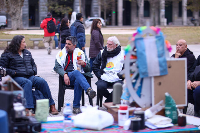 Personas participan en una protesta de 