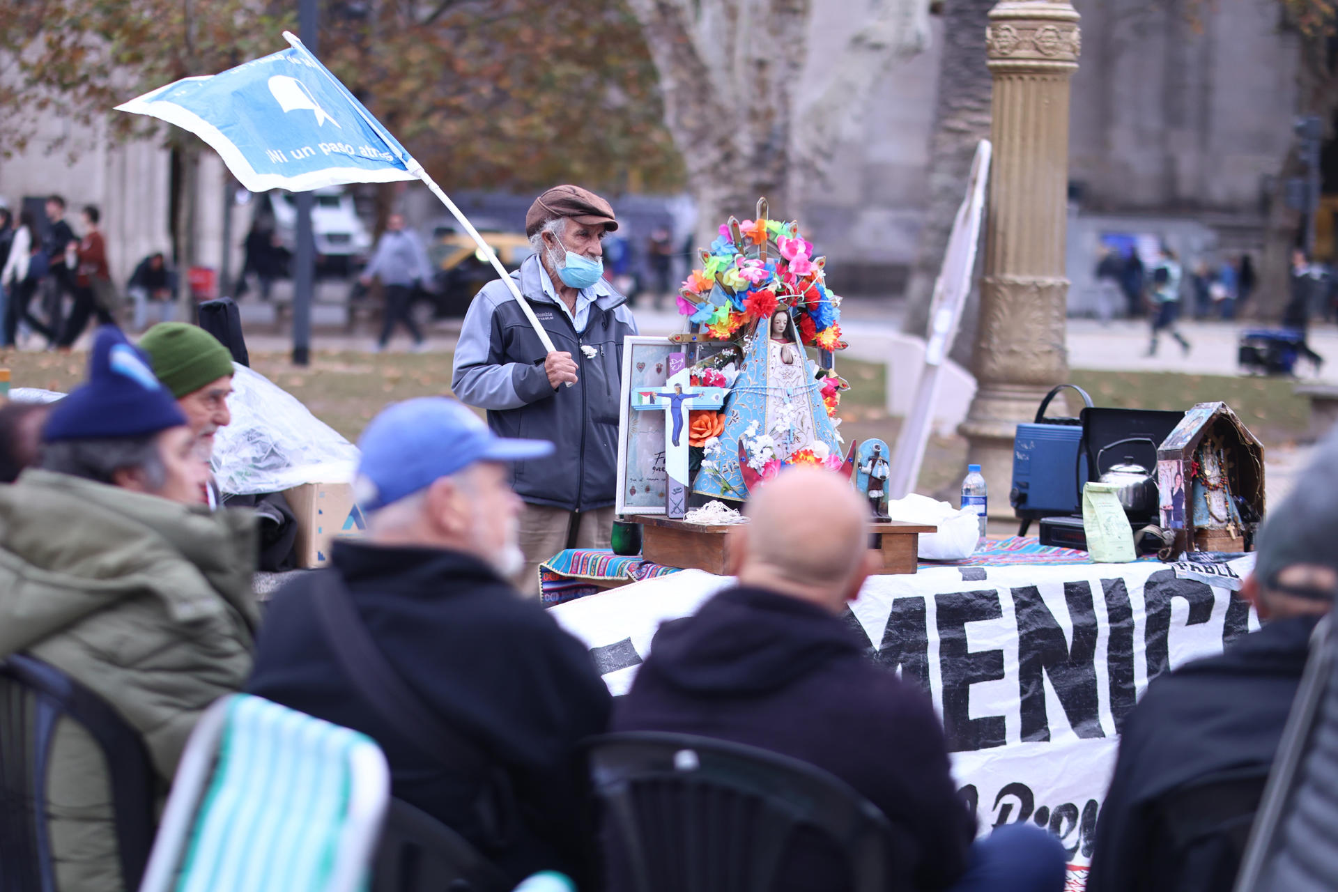 Un hombre sostiene una bandera en una protesta de "ayuno y oración" con el objetivo de reclamar contra las políticas del presidente de Argentina, Javier Milei, este jueves, frente a la Casa Rosada en Buenos Aires (Argentina). EFE/ Juan Ignacio Roncoroni
