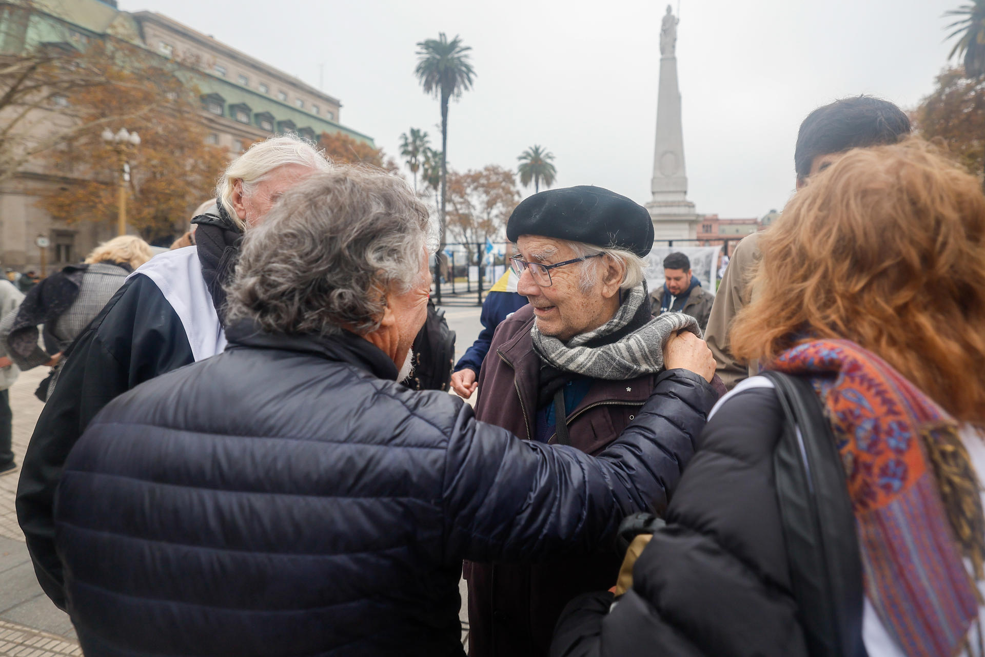 El premio Nobel de la Paz Adolfo Pérez Esquivel (c) asiste a una protesta de "ayuno y oración" con el objetivo de reclamar contra las políticas del presidente de Argentina, Javier Milei, este jueves, frente a la Casa Rosada en Buenos Aires (Argentina). EFE/ Juan Ignacio Roncoroni
