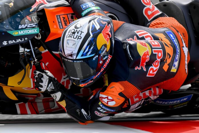 El piloto español Pedro Acosta, del equipo Red Bull KTM Factory Racing, toma una curva durante la primera sesión de entrenamientos libres de MotoGP del Gran Premio de Hungría, celebrado en el circuito Balaton Park de Balatonfokajar. EFE/EPA/Zsolt Czegledi HUNGARY OUT
