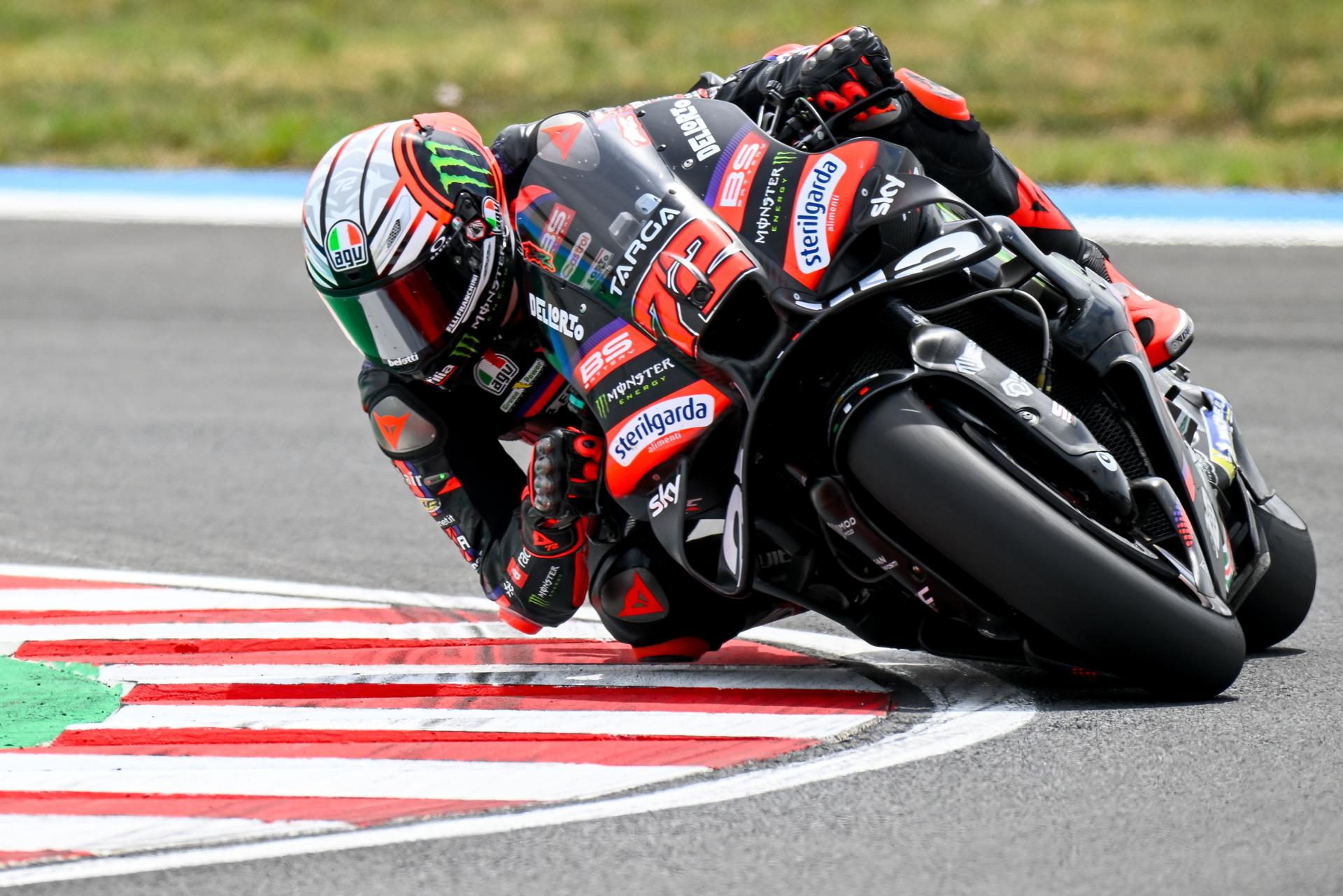 El piloto italiano Marco Bezzecchi, del equipo Aprilia Racing, toma una curva durante la primera sesión de entrenamientos libres de MotoGP del Gran Premio de Hungría, celebrado en el circuito Balaton Park de Balatonfokajar. EFE/EPA/Zsolt Czegledi
