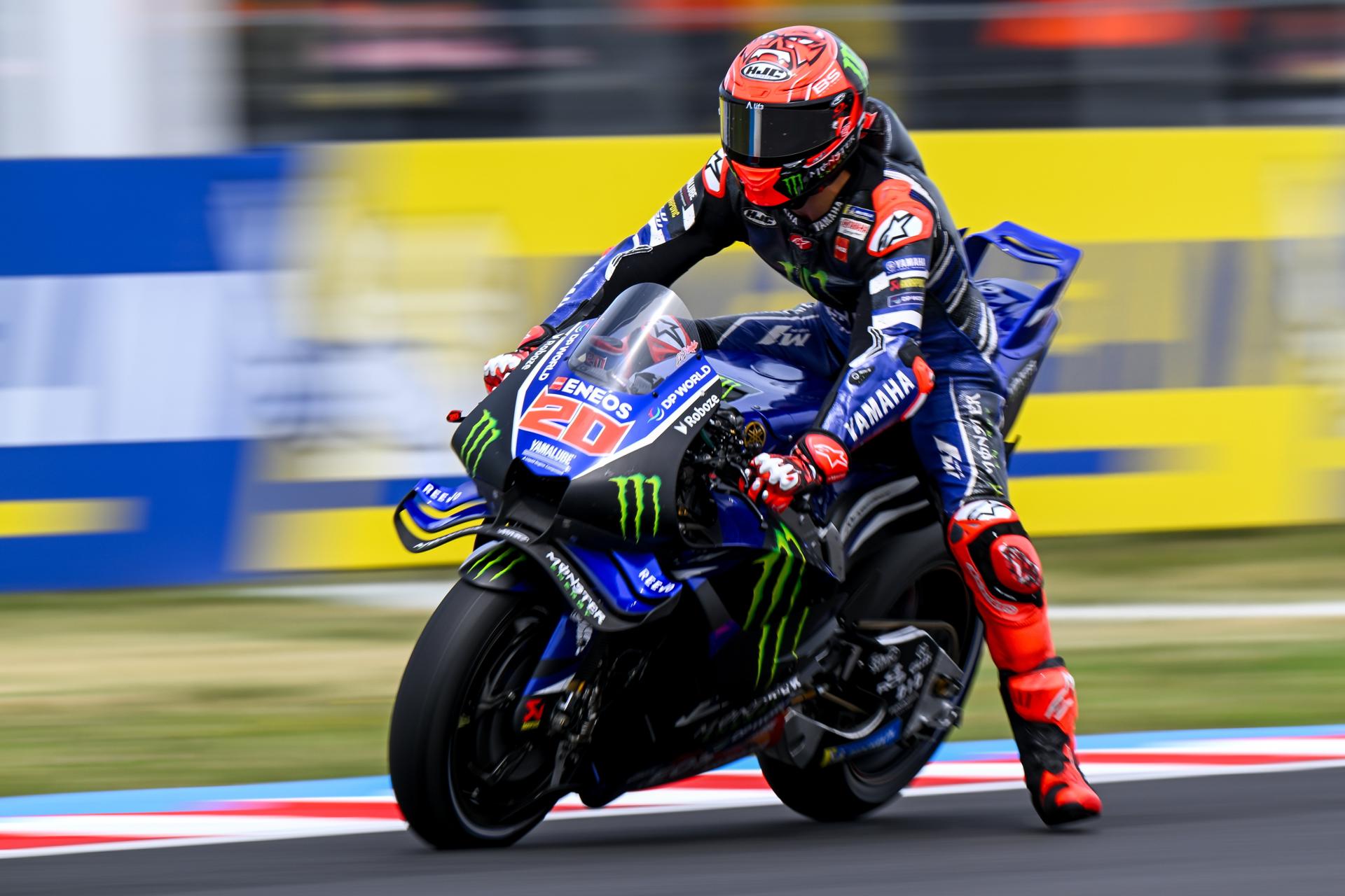El piloto francés Fabio Quartararo, del equipo Monster Energy Yamaha, en acción durante la primera sesión de entrenamientos libres de MotoGP del Gran Premio de Hungría, celebrado en el circuito Balaton Park de Balatonfokajar. EFE/EPA/Zsolt Czegledi
