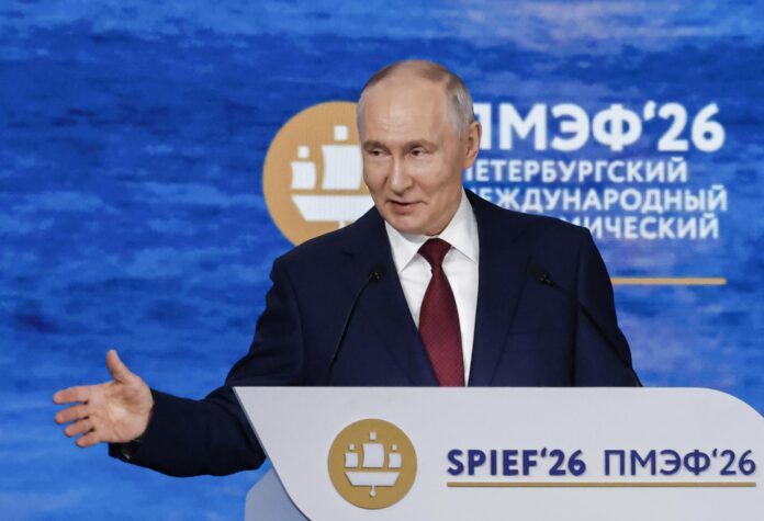 El presidente ruso Vladímir Putin pronuncia un discurso durante la sesión principal del Foro Económico Internacional de San Petersburgo (SPIEF) en San Petersburgo, Rusia, el 05 de junio de 2026. El 29º Foro Económico Internacional de San Petersburgo se celebra del 03 al 06 de junio de 2026. (Rusia, San Petersburgo) EFE/EPA/ANATOLY MALTSEV
