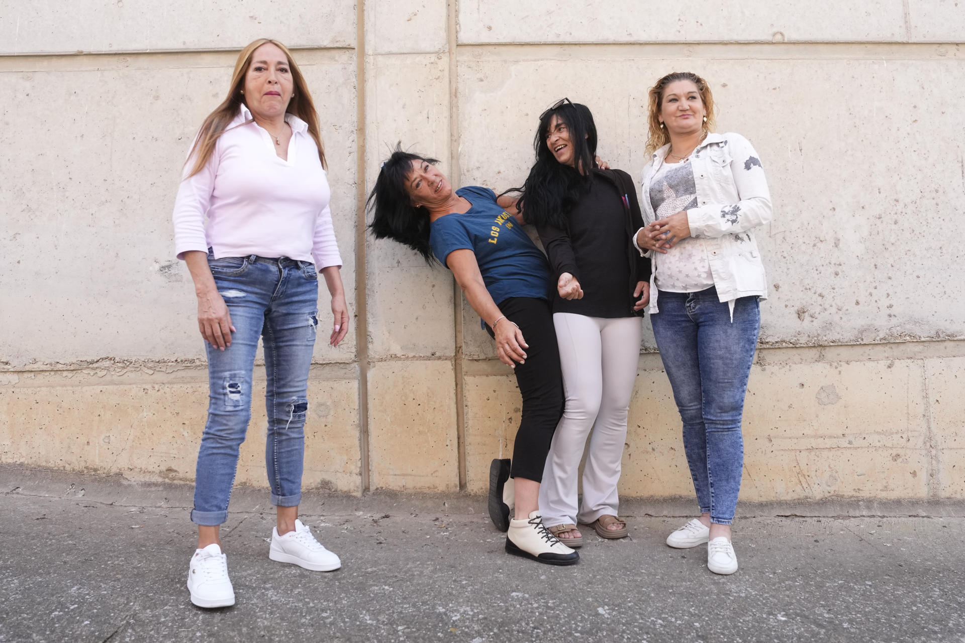 Josefina (i), y Montse (2i), las dos presas de la cárcel de Brians 1 que compartirán su testimonio personal con el papa León XIV en su visita del próximo miércoles a la cárcel, posan junto a sus compañeras Maite (2d) y Elisabeth (d), que también estarán presentes en el acto, en el que el papa será recibido por 80 internos de varios centros, homenajeado con un canto y, de regalo, un plato cerámico elaborado por reclusos. EFE/Enric Fontcuberta
