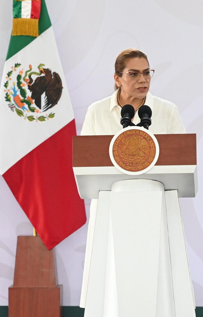 Fotografía cedida por la Presidencia de México, que muestra a la fiscal general del estado de Veracruz (este), Lisbeth Aurelia Jiménez, hablando durante una rueda de prensa este viernes, en Coatzacoalcos, Veracruz (México). EFE/ Presidencia de México /SOLO USO EDITORIAL/ NO VENTAS/ SOLO DISPONIBLE PARA ILUSTRAR LA NOTICIA QUE ACOMPAÑA (CRÉDITO OBLIGATORIO)
