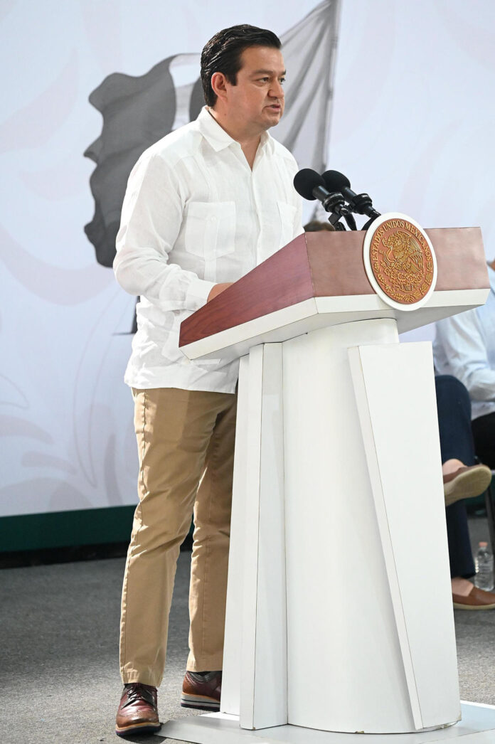 Fotografía cedida por la Presidencia de México del director general de Petróleos Mexicanos (Pemex), Juan Carlos Carpió Fragoso, durante una rueda de prensa este viernes, en el municipio de Coatzacoalcos, en Veracruz (México). EFE/Presidencia de México/SOLO USO EDITORIAL/NO VENTAS/SOLO DISPONIBLE PARA ILUSTRAR LA NOTICIA QUE ACOMPAÑA(CRÉDITO OBLIGATORIO)
