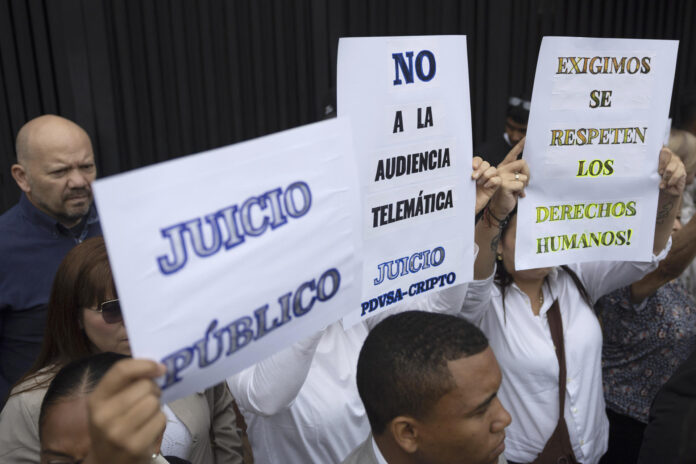Familiares de detenidos por el caso de la estatal Petróleos de Venezuela (PDVSA) se manifiestan este viernes, en las inmediaciones de los tribunales del Palacio de Justicia en Caracas (Venezuela). EFE/ Miguel Gutiérrez
