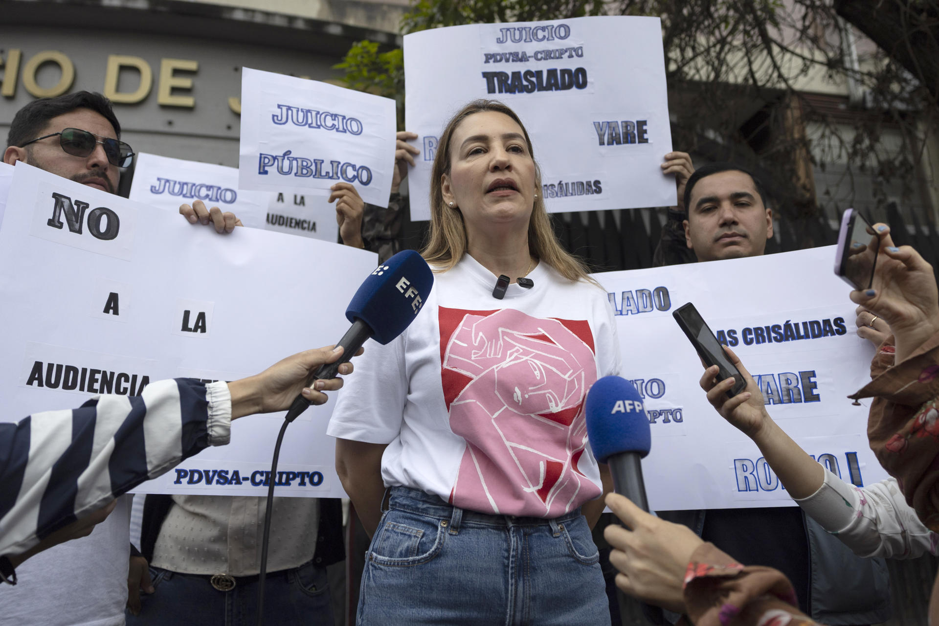 Mariana Parra, esposa del empresario Carmelo de Grazia, habla con periodistas este viernes, en Caracas (Venezuela). EFE/ Miguel Gutiérrez
