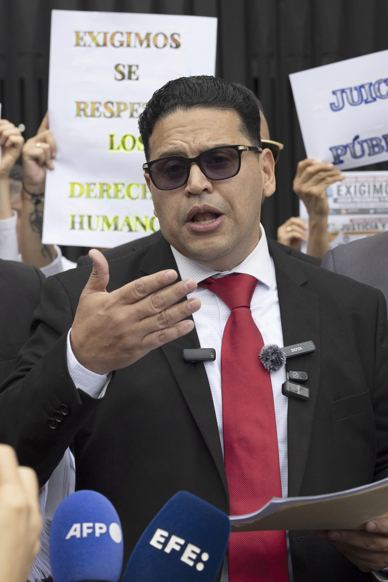 El abogado Jeset García habla con periodistas este viernes, en Caracas (Venezuela). EFE/ Miguel Gutiérrez
