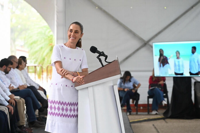Fotografía cedida por la Presidencia de México, que muestra a la mandataria, Claudia Sheinbaum, hablando durante una rueda de prensa este viernes, en Coatzacoalcos, Veacruz (México). EFE/ Presidencia de México /SOLO USO EDITORIAL/ NO VENTAS/ SOLO DISPONIBLE PARA ILUSTRAR LA NOTICIA QUE ACOMPAÑA (CRÉDITO OBLIGATORIO)
