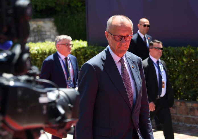 El canciller alemán, Friedrich Merz, llega a la cumbre UE-Balcanes Occidentales en Tivat, Montenegro, el 5 de junio de 2026. La cumbre de un día de alto nivel reúne a los líderes de la Unión Europea (UE) y sus homólogos de los Balcanes Occidentales para debatir medidas concretas de integración y acelerar el camino de la región hacia la membresía en el bloque. EFE/EPA/BORIS PEJOVIC
