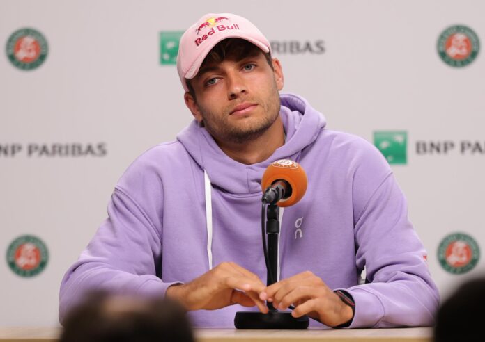 Flavio Cobolli, de Italia, durante una rueda de prensa en el torneo de tenis del Grand Slam de Roland Garros, en París (Francia), el 5 de junio de 2026. El rival de Cobolli, Matteo Arnaldi, de Italia, se retiró de la semifinal masculina debido a un virus.. EFE/EPA/TERESA SUAREZ
