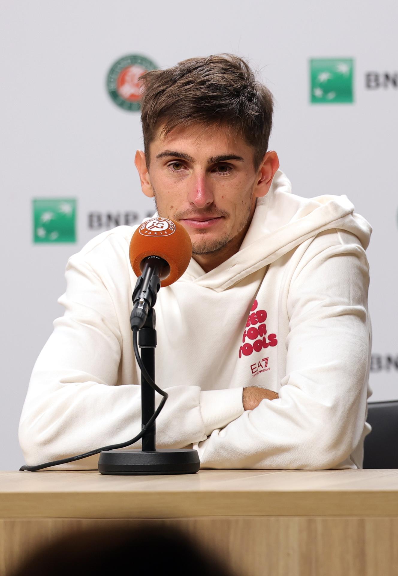 Matteo Arnaldi, de Italia, durante una rueda de prensa en el torneo de tenis del Grand Slam de Roland Garros, en París (Francia), el 5 de junio de 2026. Arnaldi se retiró del partido de semifinales masculino contra Flavio Cobolli, de Italia, debido a un virus.. EFE/EPA/TERESA SUAREZ
